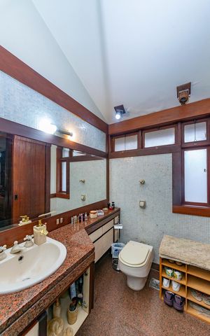 Casa à venda com 435m², 4 quartos e 4 vagas Casa à venda com 435m², 4 quartos e 4 vagasBanheiro da Suíte 2