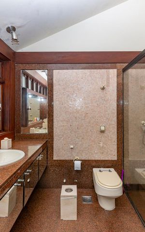 Casa à venda com 435m², 4 quartos e 4 vagas Casa à venda com 435m², 4 quartos e 4 vagasBanheiro Social