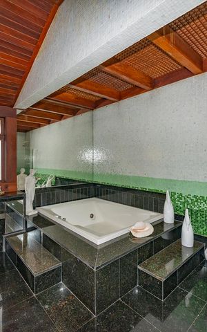 Casa à venda com 435m², 4 quartos e 4 vagas Casa à venda com 435m², 4 quartos e 4 vagasBanheiro da Suíte 1