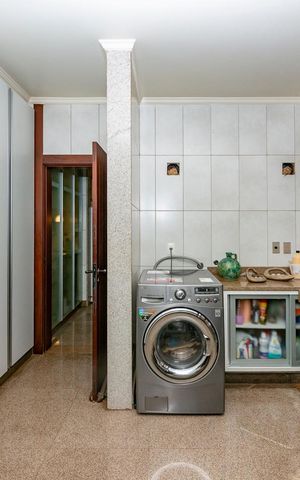 Casa à venda com 435m², 4 quartos e 4 vagas Casa à venda com 435m², 4 quartos e 4 vagasÁrea de Serviço
