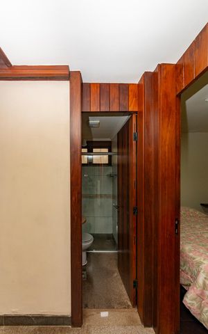 Casa à venda com 435m², 4 quartos e 4 vagas Casa à venda com 435m², 4 quartos e 4 vagasBanheiro de serviço