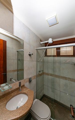 Casa à venda com 435m², 4 quartos e 4 vagas Casa à venda com 435m², 4 quartos e 4 vagasBanheiro de serviço