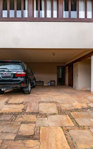 Casa à venda com 435m², 4 quartos e 4 vagas Casa à venda com 435m², 4 quartos e 4 vagasGaragem