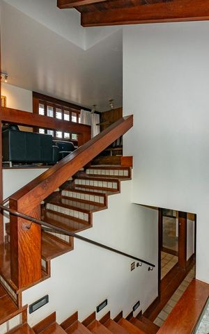 Casa à venda com 435m², 4 quartos e 4 vagas Casa à venda com 435m², 4 quartos e 4 vagasEscada