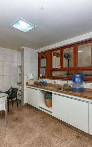 Casa à venda com 435m², 4 quartos e 4 vagas Casa à venda com 435m², 4 quartos e 4 vagasCozinha