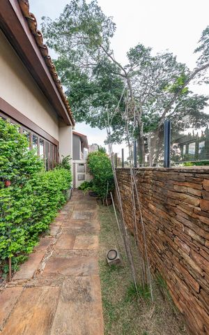 Casa à venda com 435m², 4 quartos e 4 vagas Casa à venda com 435m², 4 quartos e 4 vagasÁrea externa
