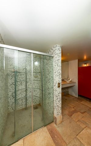 Casa à venda com 435m², 4 quartos e 4 vagas Casa à venda com 435m², 4 quartos e 4 vagasSauna