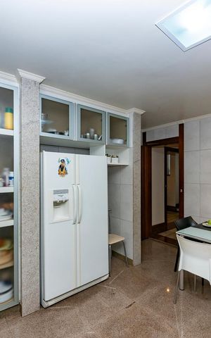 Casa à venda com 435m², 4 quartos e 4 vagas Casa à venda com 435m², 4 quartos e 4 vagasCozinha