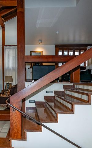 Casa à venda com 435m², 4 quartos e 4 vagas Casa à venda com 435m², 4 quartos e 4 vagasEscada