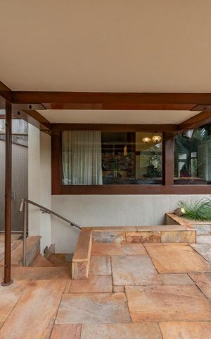 Casa à venda com 435m², 4 quartos e 4 vagas Casa à venda com 435m², 4 quartos e 4 vagasVaranda