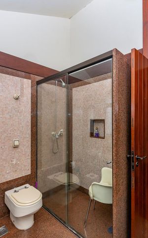 Casa à venda com 435m², 4 quartos e 4 vagas Casa à venda com 435m², 4 quartos e 4 vagasBanheiro Social