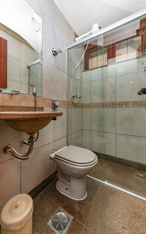 Casa à venda com 435m², 4 quartos e 4 vagas Casa à venda com 435m², 4 quartos e 4 vagasBanheiro de serviço