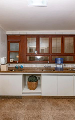 Casa à venda com 435m², 4 quartos e 4 vagas Casa à venda com 435m², 4 quartos e 4 vagasCozinha