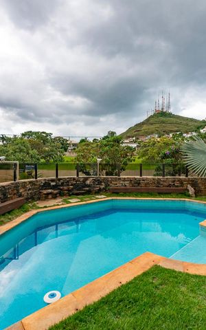 Casa à venda com 435m², 4 quartos e 4 vagas Casa à venda com 435m², 4 quartos e 4 vagasPiscina