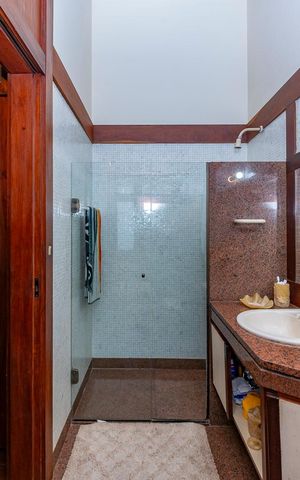Casa à venda com 435m², 4 quartos e 4 vagas Casa à venda com 435m², 4 quartos e 4 vagasBanheiro da Suíte 2