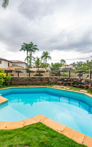 Casa à venda com 435m², 4 quartos e 4 vagas Casa à venda com 435m², 4 quartos e 4 vagasPiscina