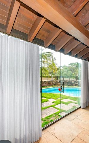 Casa à venda com 435m², 4 quartos e 4 vagas Casa à venda com 435m², 4 quartos e 4 vagasVaranda