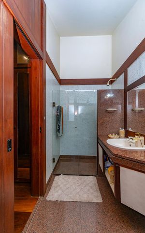 Casa à venda com 435m², 4 quartos e 4 vagas Casa à venda com 435m², 4 quartos e 4 vagasBanheiro da Suíte 2