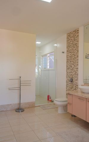 Casa à venda com 295m², 3 quartos e 3 vagasBanheiro da Suíte