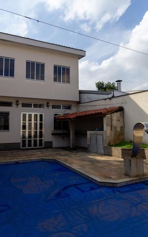 Casa à venda com 468m², 5 quartos e 4 vagas Casa à venda com 468m², 5 quartos e 4 vagasPiscina