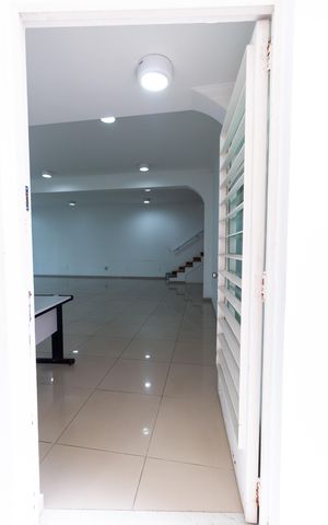 Casa à venda com 468m², 5 quartos e 4 vagas Casa à venda com 468m², 5 quartos e 4 vagasSala