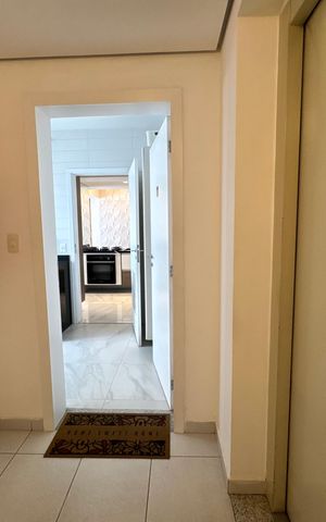 Apartamento à venda com 195m², 3 quartos e 4 vagas Apartamento à venda com 195m², 3 quartos e 4 vagasEntrada porta de serviço