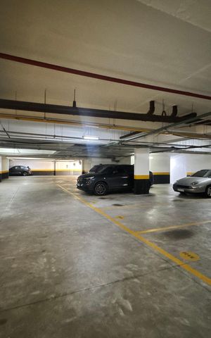 Apartamento à venda com 195m², 3 quartos e 4 vagas Apartamento à venda com 195m², 3 quartos e 4 vagasEstacionamento