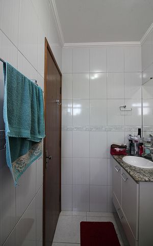 Casa à venda com 216m², 3 quartos e 4 vagasQuarto 1 - Suíte Banheiro