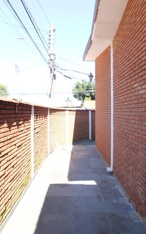 Casa para alugar com 500m², 2 quartos e 3 vagasCorredor lateral