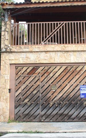 Casa à venda com 185m², 5 quartos e 3 vagasFachada