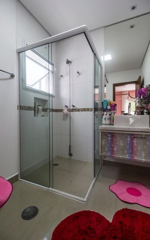 Casa de condomínio à venda com 368m², 4 quartos e 3 vagas Casa de condomínio à venda com 368m², 4 quartos e 3 vagasBanheiro da Suíte 2