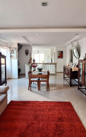 Casa à venda com 310m², 3 quartos e 2 vagas Casa à venda com 310m², 3 quartos e 2 vagasSala