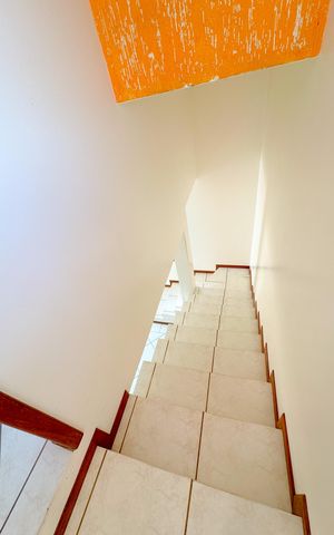 Casa para alugar com 200m², 3 quartos e 2 vagasEscada