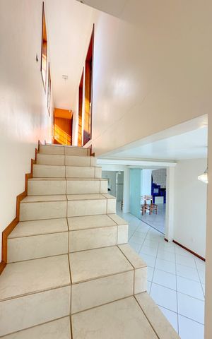 Casa para alugar com 200m², 3 quartos e 2 vagasEscada