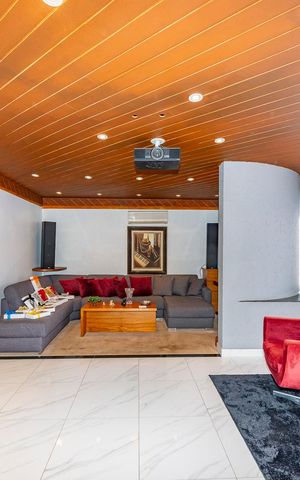 Casa à venda com 462m², 5 quartos e 4 vagas Casa à venda com 462m², 5 quartos e 4 vagasSala 2
