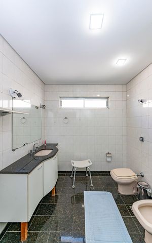 Casa à venda com 462m², 5 quartos e 4 vagas Casa à venda com 462m², 5 quartos e 4 vagasBanheiro da Suíte 2
