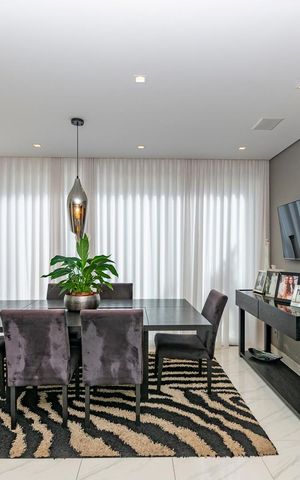 Casa à venda com 462m², 5 quartos e 4 vagas Casa à venda com 462m², 5 quartos e 4 vagasSala 1