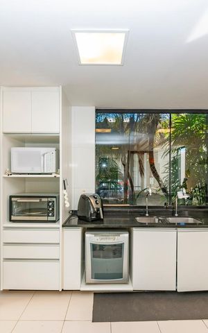 Casa à venda com 462m², 5 quartos e 4 vagas Casa à venda com 462m², 5 quartos e 4 vagasCozinha