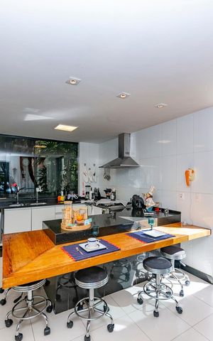 Casa à venda com 462m², 5 quartos e 4 vagas Casa à venda com 462m², 5 quartos e 4 vagasCozinha