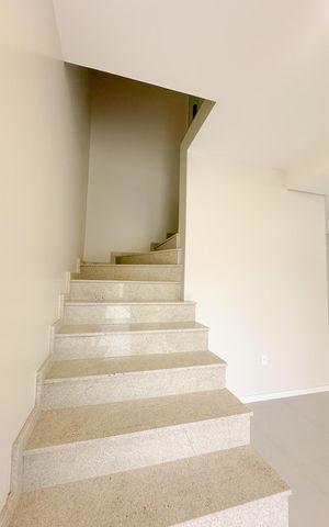 Casa para alugar com 150m², 3 quartos e 2 vagasEscadas para os Quartos