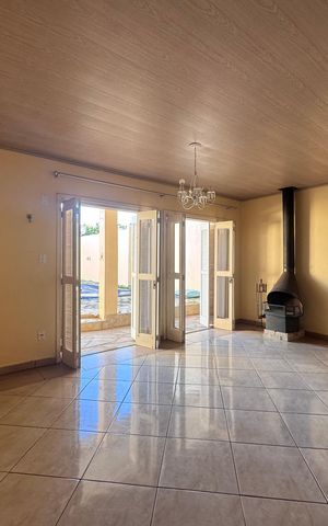 Casa à venda com 262m², 4 quartos e 4 vagas Casa à venda com 262m², 4 quartos e 4 vagasSala