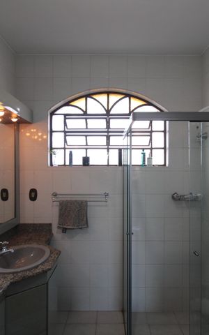 Casa à venda com 380m², 4 quartos e 6 vagasBanheiro da Suíte 2