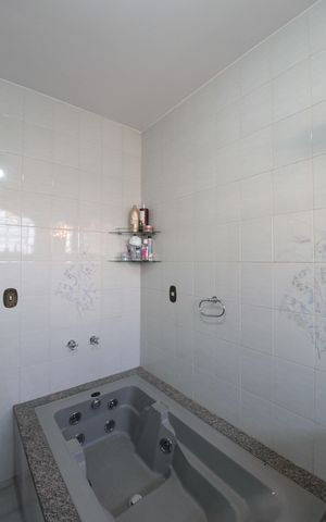 Casa à venda com 380m², 4 quartos e 6 vagasBanheiro da Suíte 2