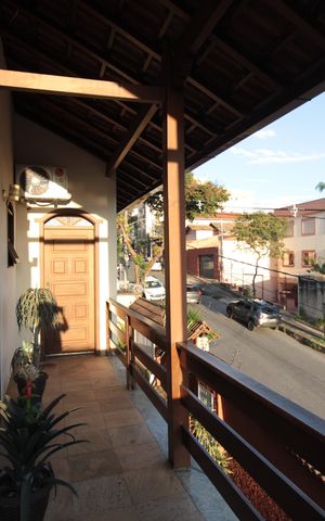 Casa à venda com 380m², 4 quartos e 6 vagasVaranda da Suíte 2