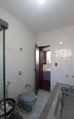 Casa à venda com 380m², 4 quartos e 6 vagasBanheiro da Suíte 2