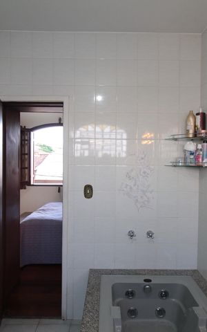 Casa à venda com 380m², 4 quartos e 6 vagasBanheiro da Suíte 2