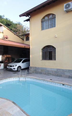 Casa à venda com 380m², 4 quartos e 6 vagasPiscina