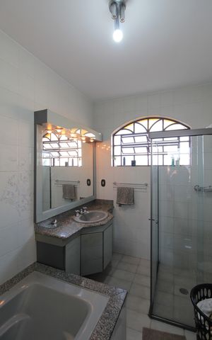 Casa à venda com 380m², 4 quartos e 6 vagasBanheiro da Suíte 2