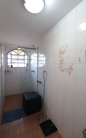 Casa à venda com 380m², 4 quartos e 6 vagasBanheiro da Suíte 1