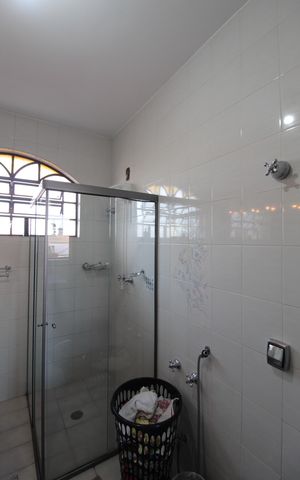 Casa à venda com 380m², 4 quartos e 6 vagasBanheiro da Suíte 2